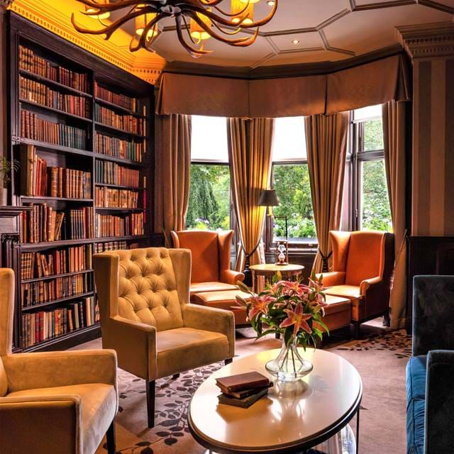 Library with chandelier at 11 Cadogan Gardens