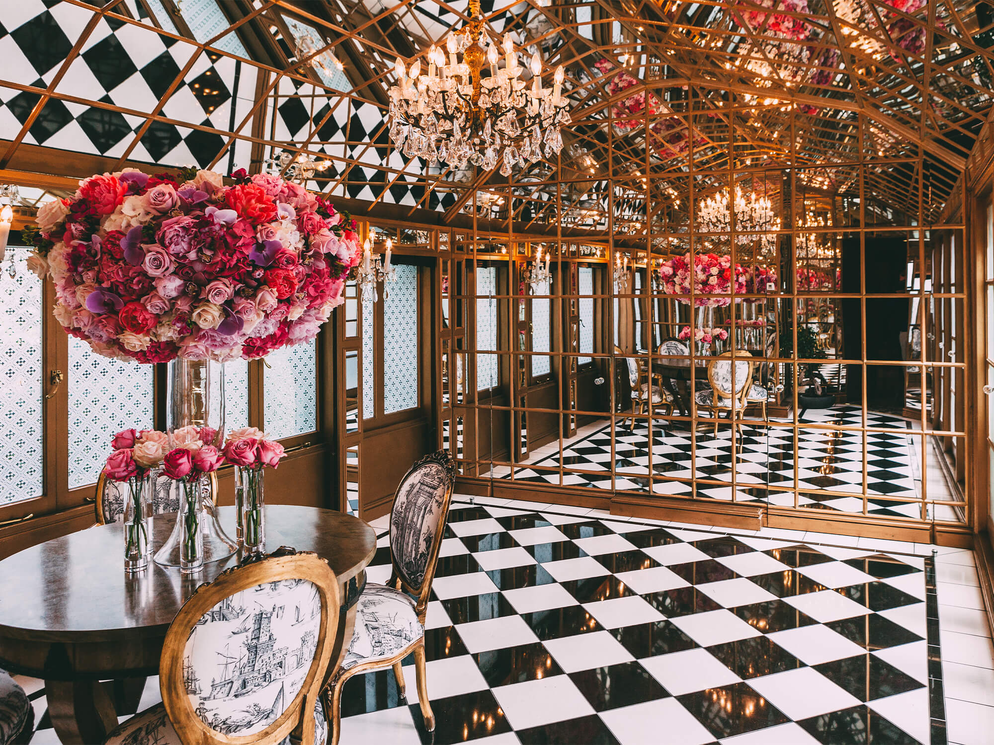 Mirror Room with table at 11 Cadogan Gardens
